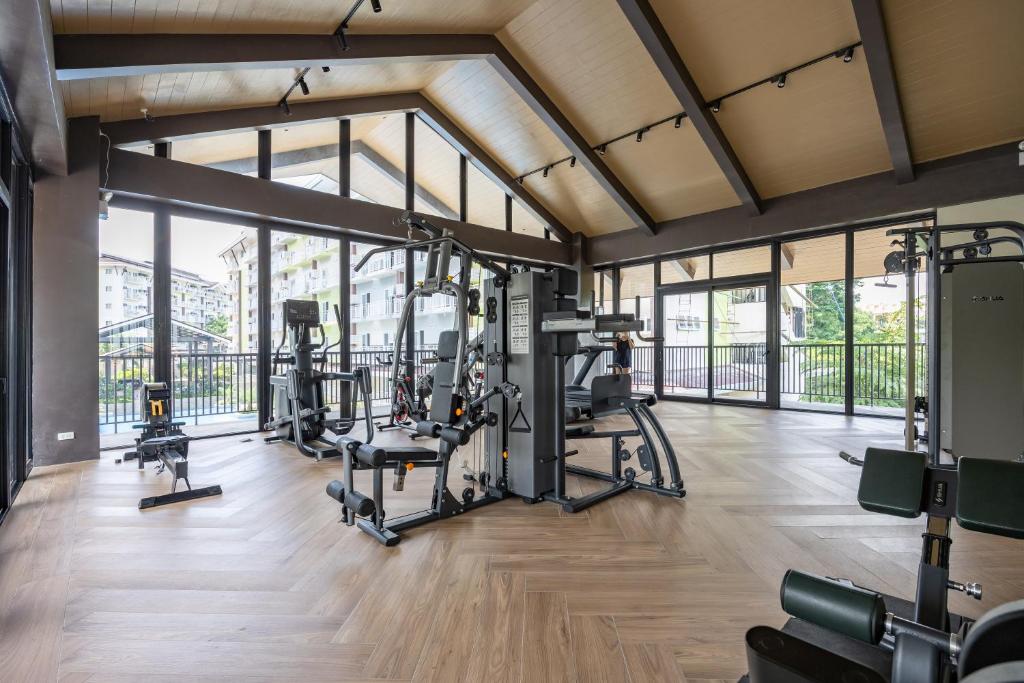 Fitness centrum a/nebo fitness zařízení v ubytování AMANI 107B, 3 Minutes to Airport, with Gym & Pool ,FAST WIFI, Free Netflix