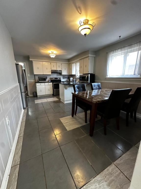 Kuchyň nebo kuchyňský kout v ubytování 3 Room Set for Up to 8 people- 10 minutes from Kitchener Airport, Walking to Transit