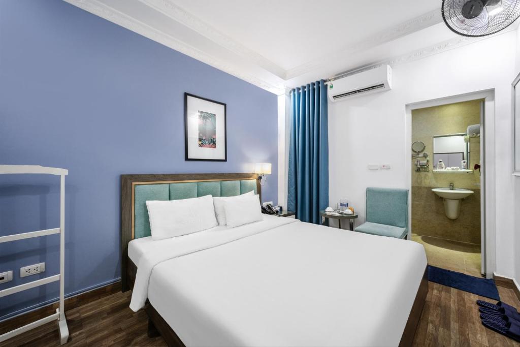 Postel nebo postele na pokoji v ubytování A25 Hotel - 109 Trúc Bạch