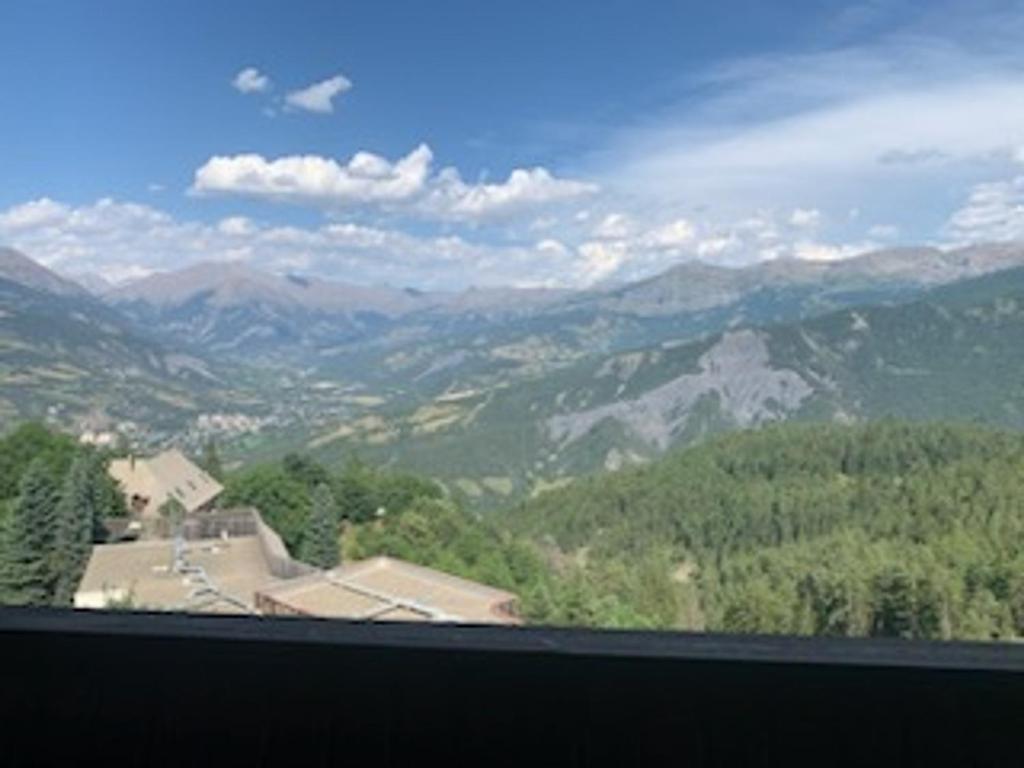 - une vue sur une vallée avec des montagnes au loin dans l'établissement Studio cosy à Pra-Loup 1600 - 4 pers, balcon, casier à ski - FR-1-165A-191, à Uvernet