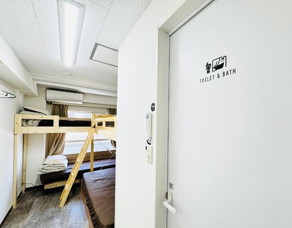 Palanda nebo palandy na pokoji v ubytování GUEST HOUSE B's FiveⅡ