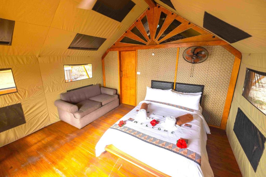 Postel nebo postele na pokoji v ubytování Barefoot Kuata Island Resort