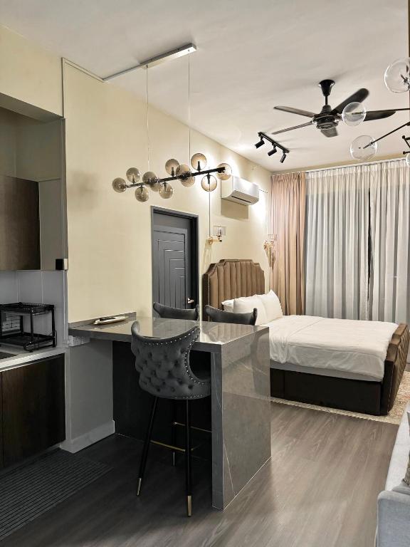 Postel nebo postele na pokoji v ubytování Troika Residensi By Tara Sutra Sky Suite