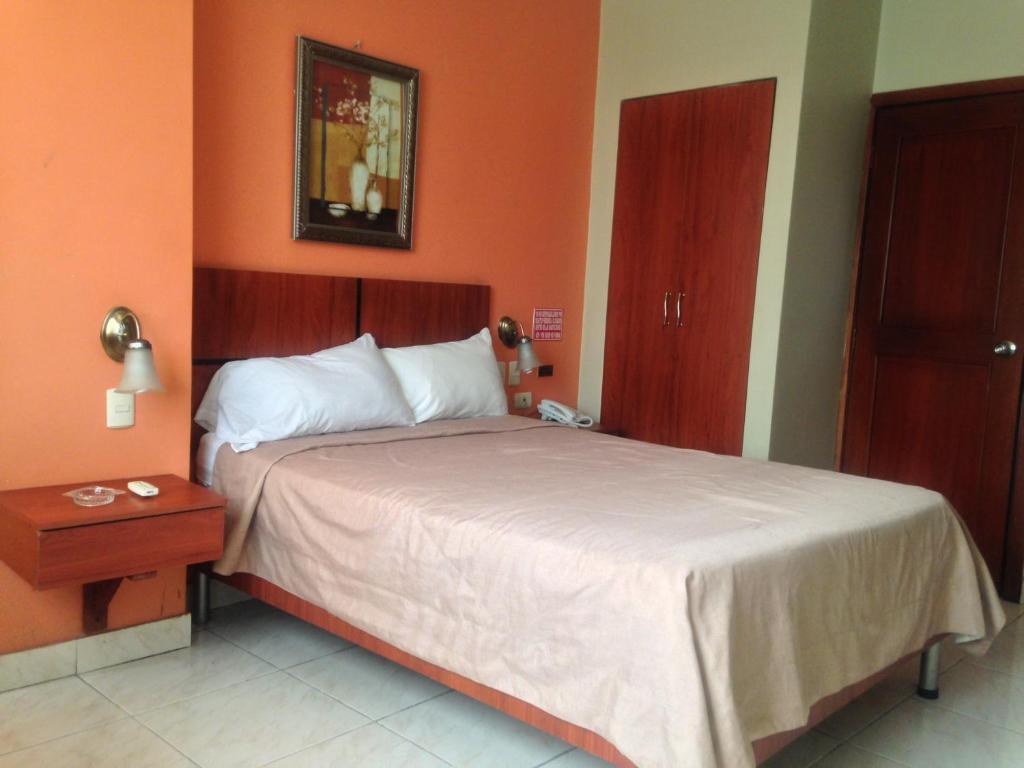 Postel nebo postele na pokoji v ubytování Tropical Inn Hotel