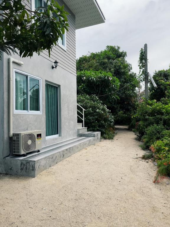 a house with a window with a radio on the side of it at Central Hideaway in Thong Sala
