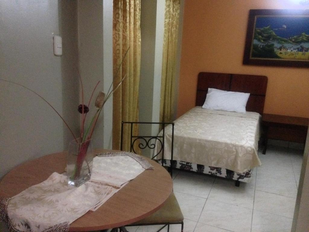 Postel nebo postele na pokoji v ubytování Tropical Inn Hotel