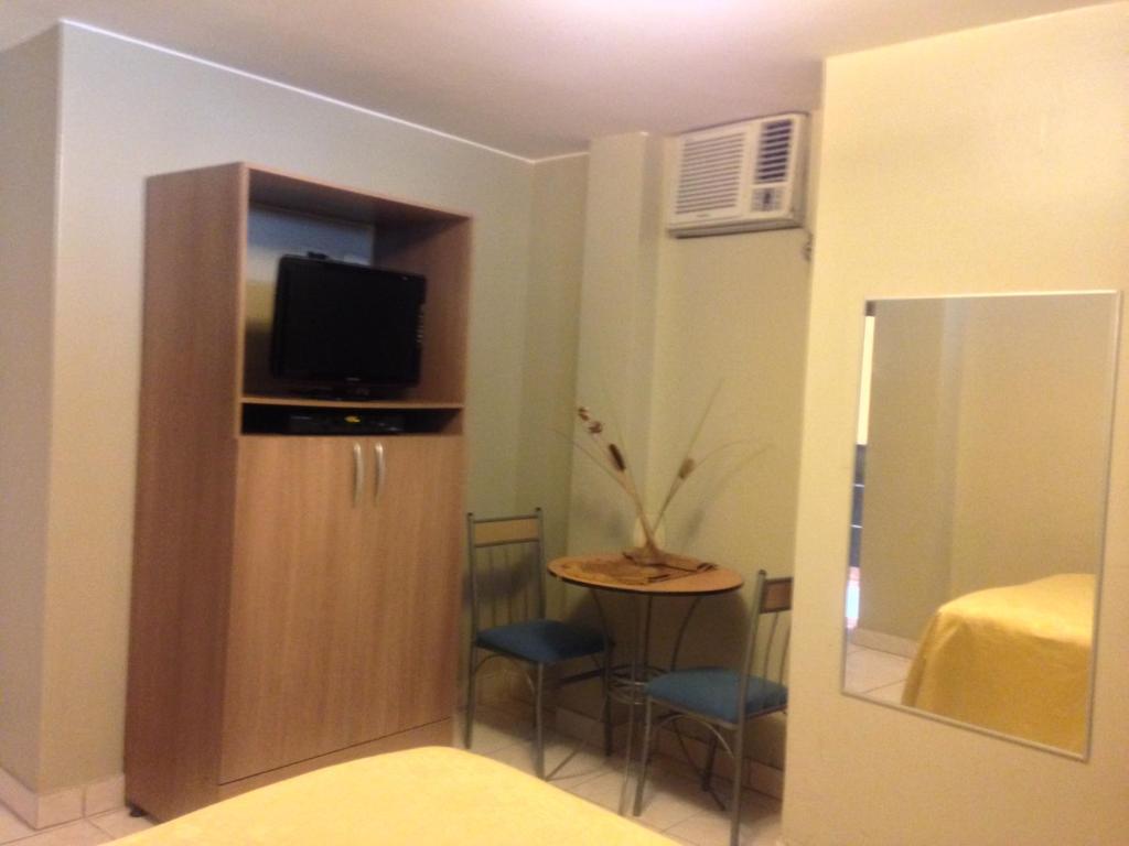 TV a/nebo společenská místnost v ubytování Tropical Inn Hotel
