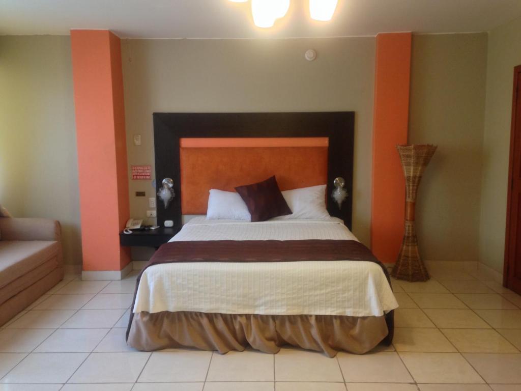 Postel nebo postele na pokoji v ubytování Tropical Inn Hotel