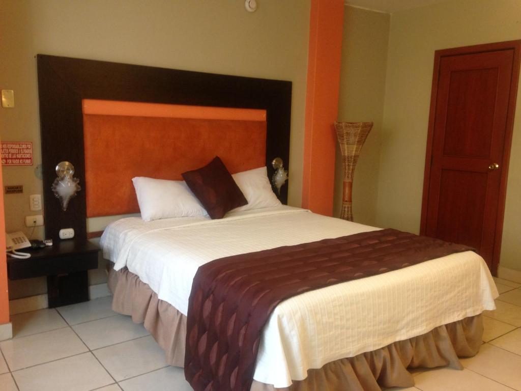 Postel nebo postele na pokoji v ubytování Tropical Inn Hotel