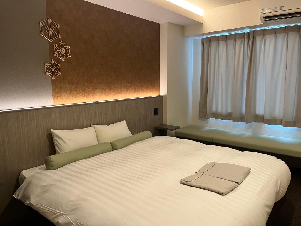 Postel nebo postele na pokoji v ubytování Hotel Japanesque Kyoto Station ZEQUU