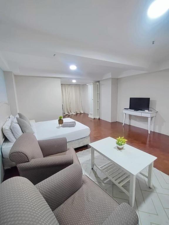 TV a/nebo společenská místnost v ubytování The Little Star Studio Hotel- Star Regency