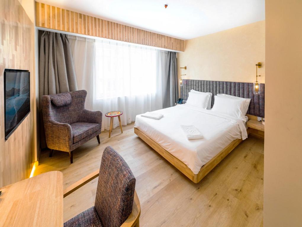 una camera d'albergo con letto, sedia e tavolo di Patan Square - 2 km from Patan Durbar Square a Patan