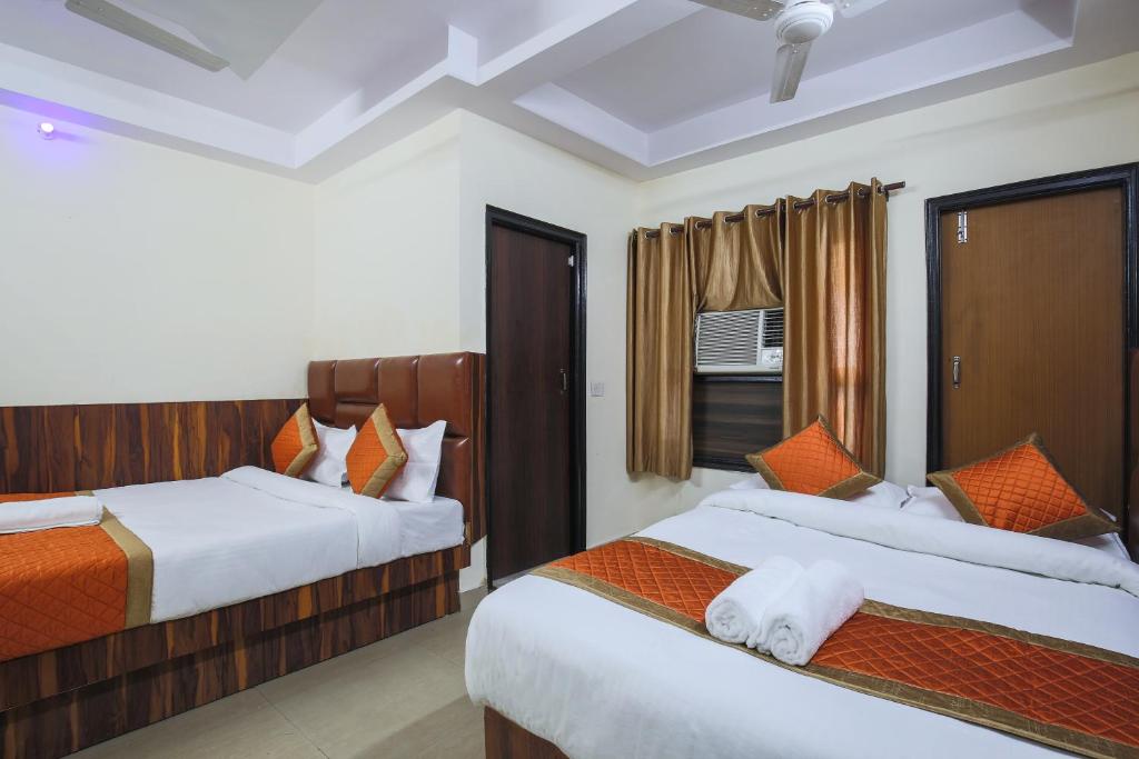 Postel nebo postele na pokoji v ubytování Hotel Sweet Home DX I Nearby New Delhi Railway Station