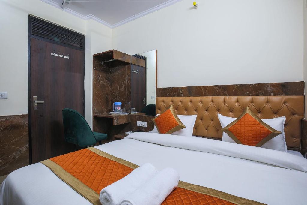 Postel nebo postele na pokoji v ubytování Hotel Sweet Home DX I Nearby New Delhi Railway Station