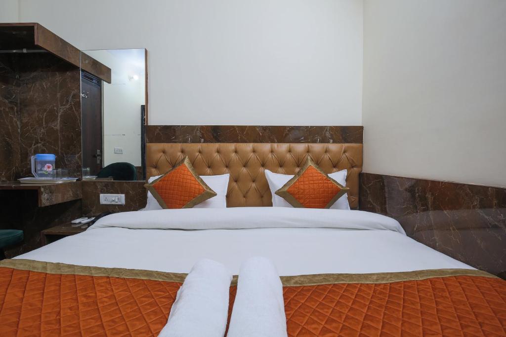 Postel nebo postele na pokoji v ubytování Hotel Sweet Home DX I Nearby New Delhi Railway Station