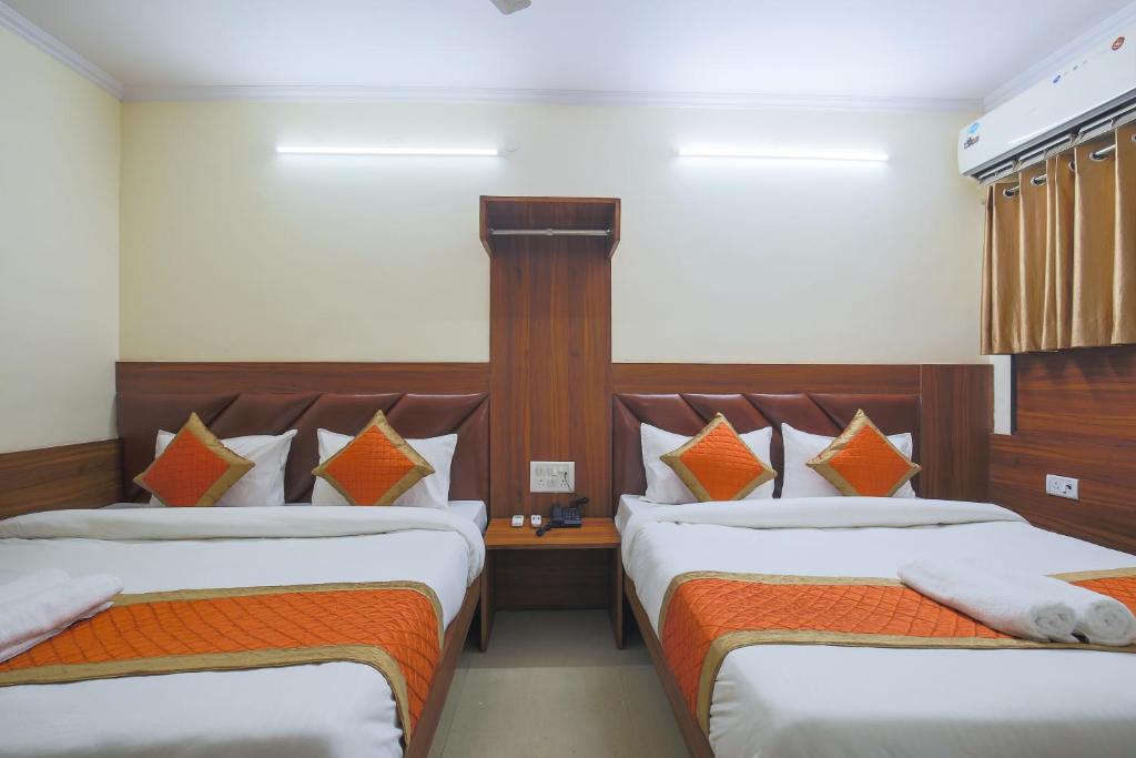 Postel nebo postele na pokoji v ubytování Hotel Sweet Home DX I Nearby New Delhi Railway Station