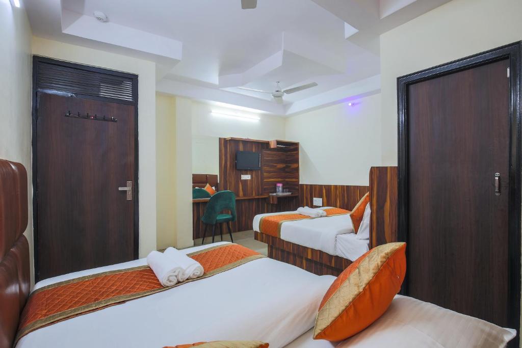 Postel nebo postele na pokoji v ubytování Hotel Sweet Home DX I Nearby New Delhi Railway Station