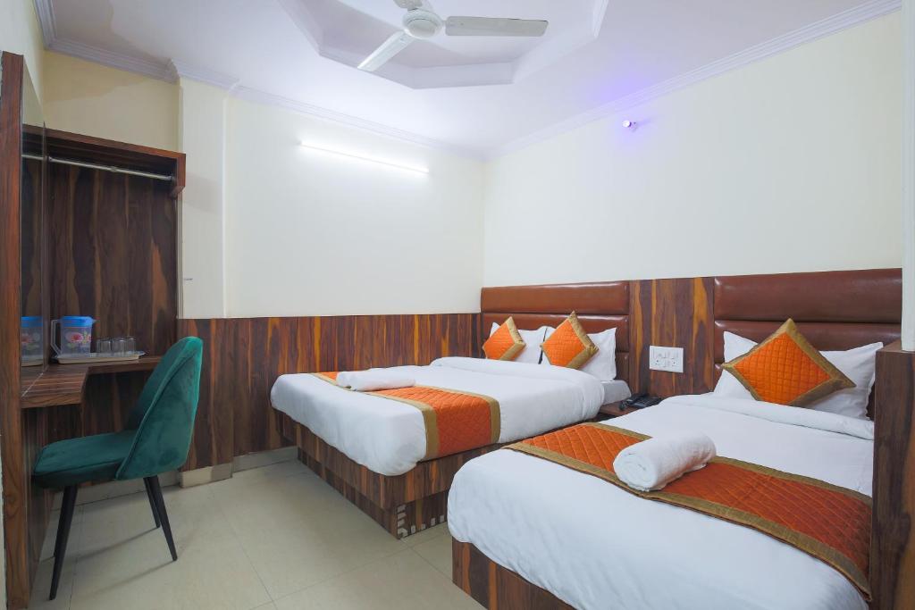 Postel nebo postele na pokoji v ubytování Hotel Sweet Home DX I Nearby New Delhi Railway Station