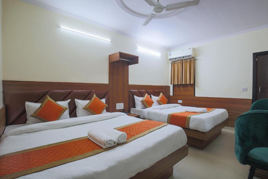 Postel nebo postele na pokoji v ubytování Hotel Sweet Home DX I Nearby New Delhi Railway Station
