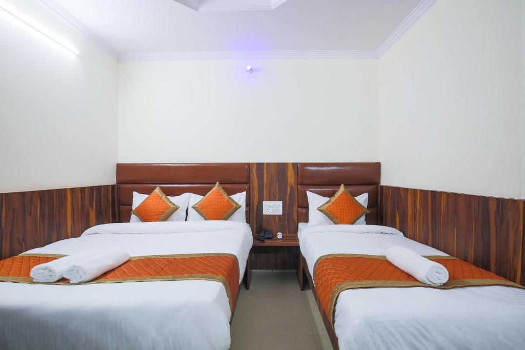 Postel nebo postele na pokoji v ubytování Hotel Sweet Home DX I Nearby New Delhi Railway Station