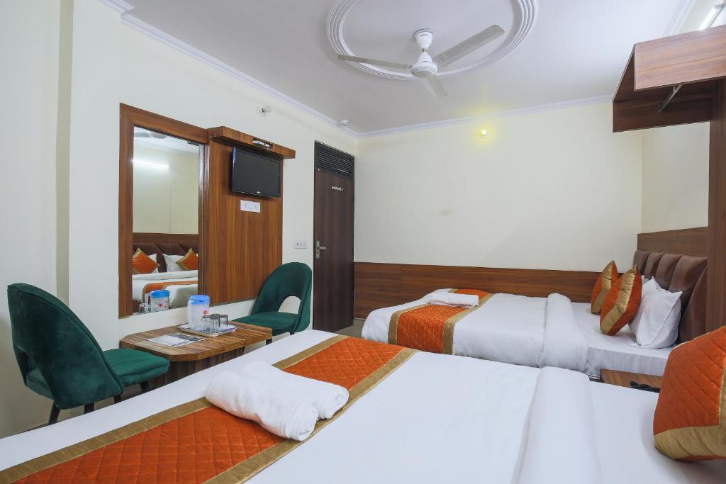 Postel nebo postele na pokoji v ubytování Hotel Sweet Home DX I Nearby New Delhi Railway Station