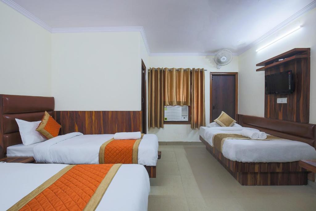 Postel nebo postele na pokoji v ubytování Hotel Sweet Home DX I Nearby New Delhi Railway Station