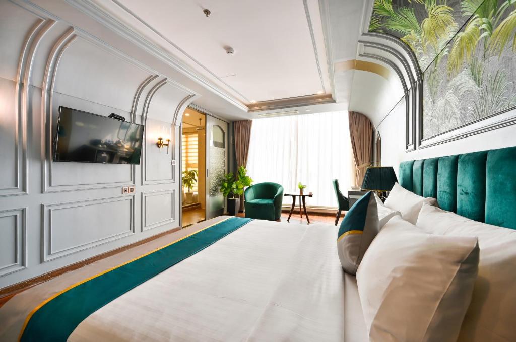 Studio Suite Bathtub City View