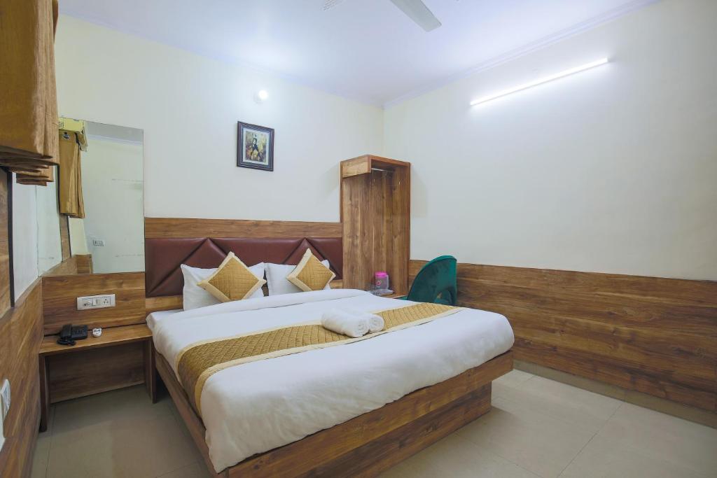 Postel nebo postele na pokoji v ubytování Hotel Sweet Home DX I Nearby New Delhi Railway Station