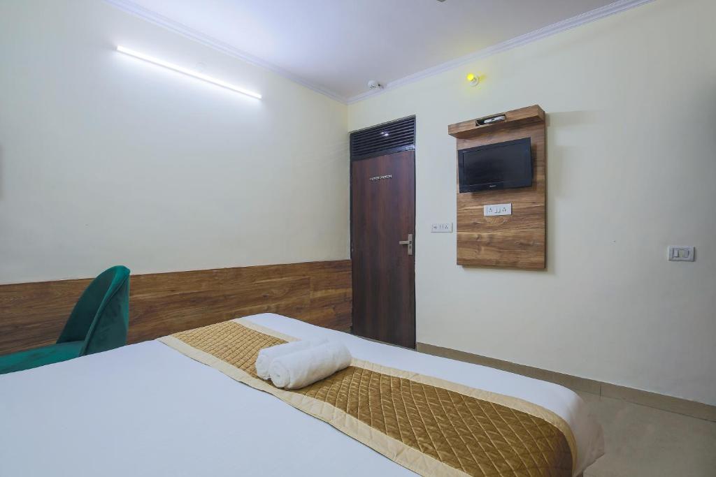 Postel nebo postele na pokoji v ubytování Hotel Sweet Home DX I Nearby New Delhi Railway Station