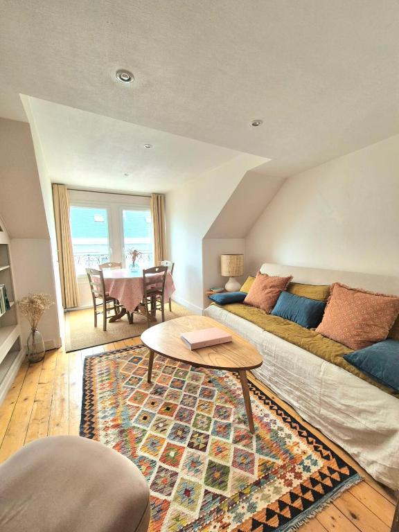 un salon avec un canapé et une table dans l'établissement 2 bedroom apartment - close to the beach, à Dinard