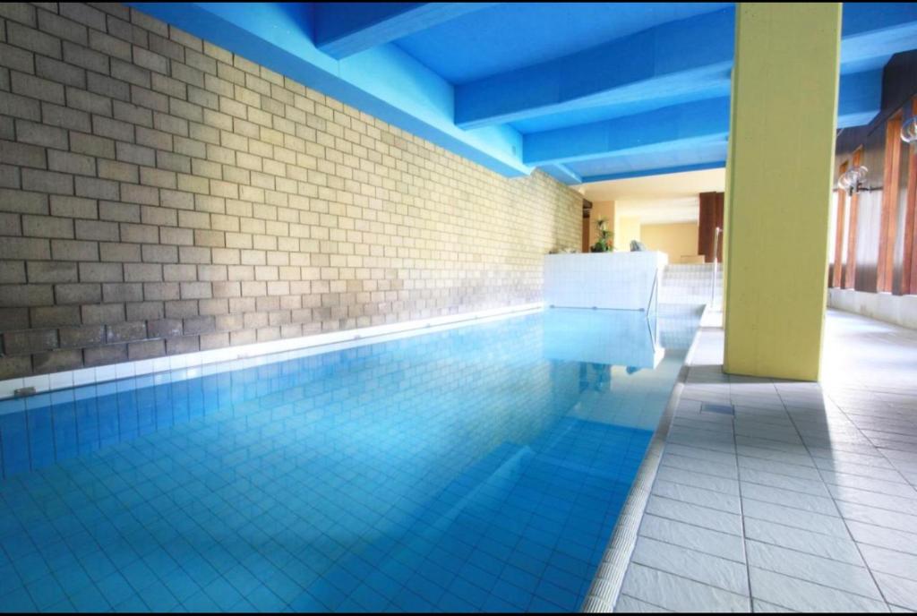 Bazén v ubytování Sankt Moritz Suite nebo v jeho okolí