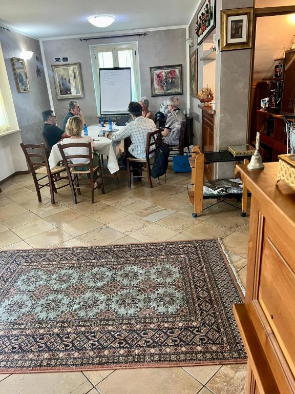 TV a/nebo společenská místnost v ubytování Albergo quatro pini