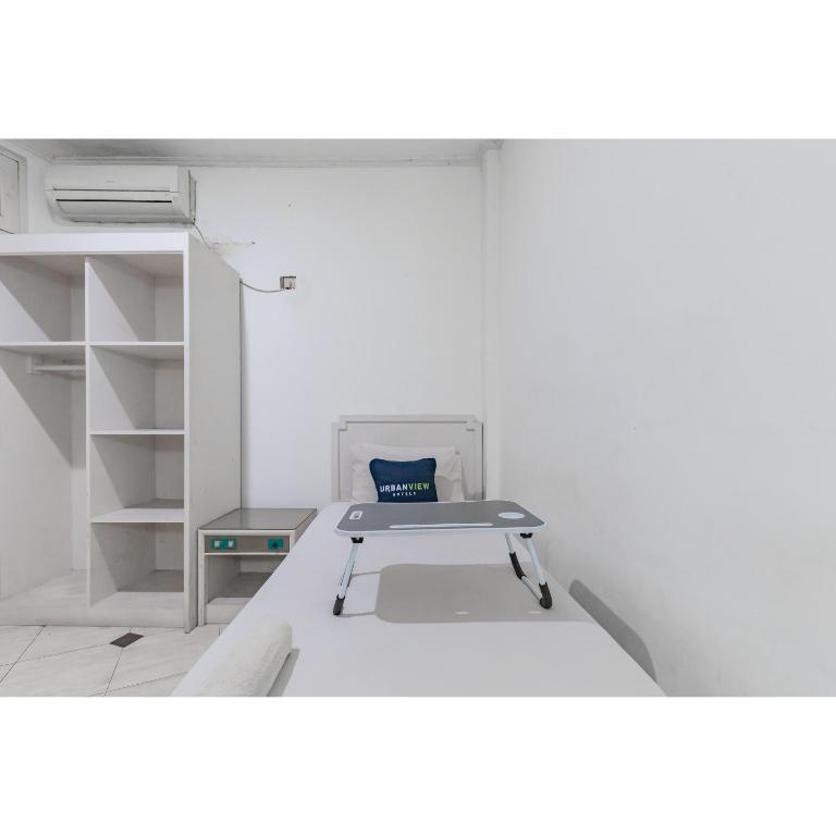 Postel nebo postele na pokoji v ubytování Urbanview Hotel Utari