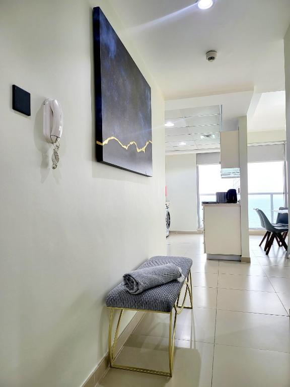 TV a/nebo společenská místnost v ubytování Luxurious 2 bedroom Beachfront Apartment - direct seaview