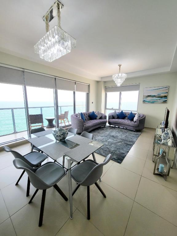 Posezení v ubytování Luxurious 2 bedroom Beachfront Apartment - direct seaview