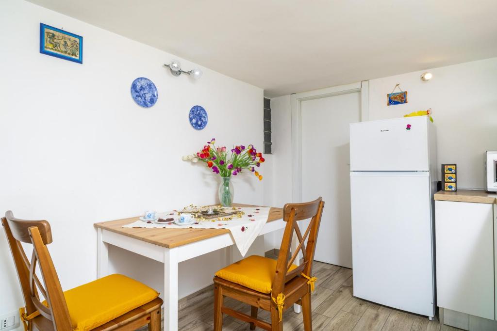 A kitchen or kitchenette at Serendipity