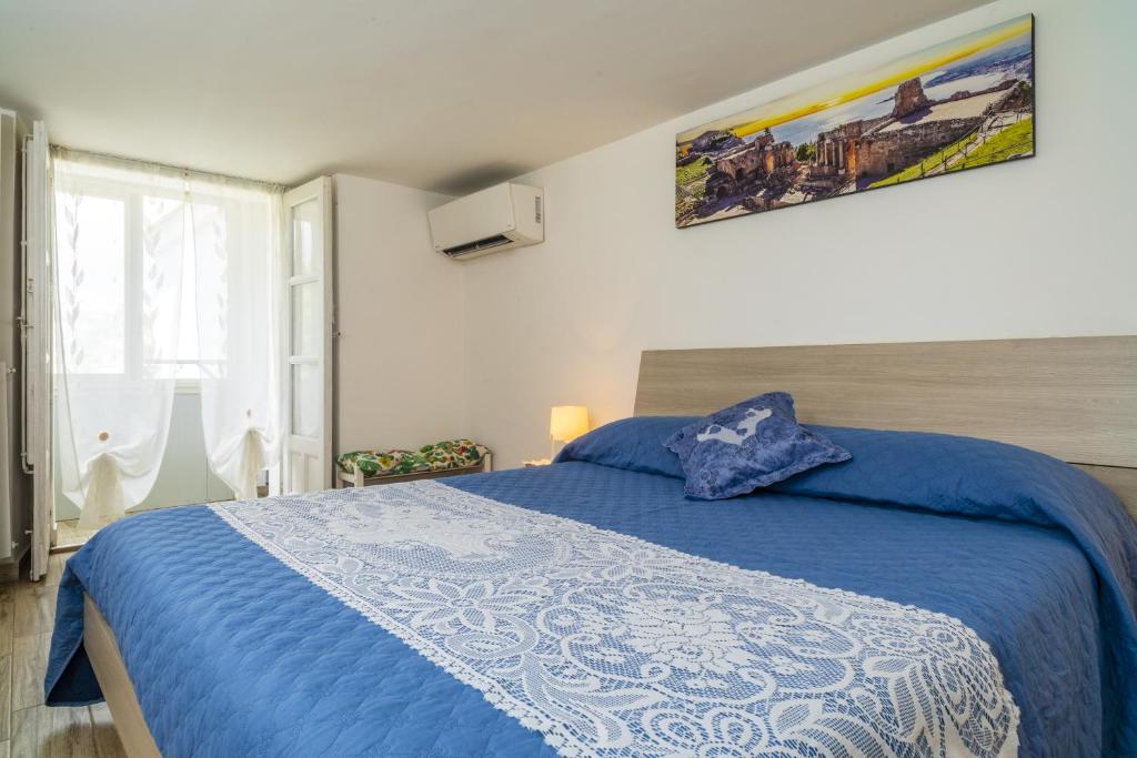 A bed or beds in a room at Serendipity