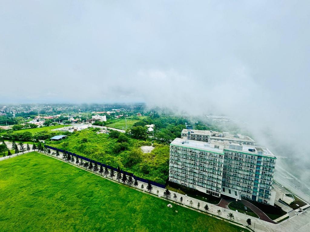 eine Luftaufnahme eines Gebäudes und einer grünen Wiese in der Unterkunft Aiya's Cozy Staycation in Tagaytay SMDC Wind in Tagaytay