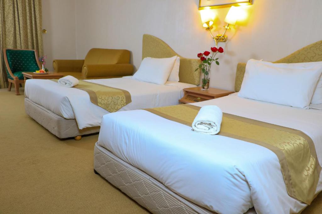Postel nebo postele na pokoji v ubytování Merdeka Palace Hotel & Suites
