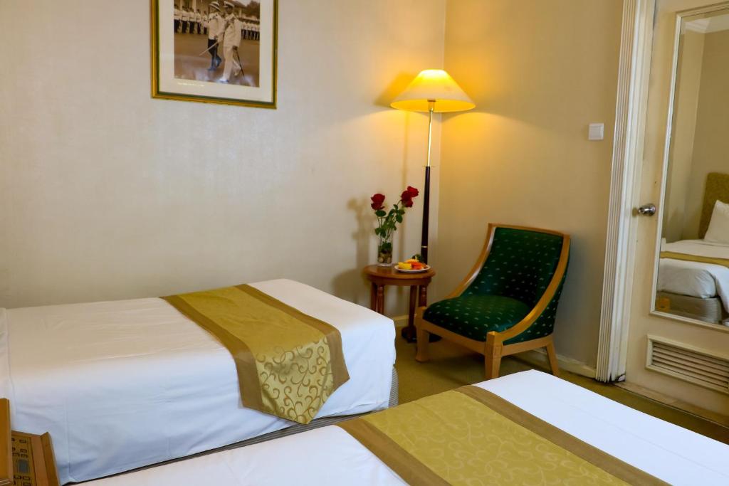 Postel nebo postele na pokoji v ubytování Merdeka Palace Hotel & Suites