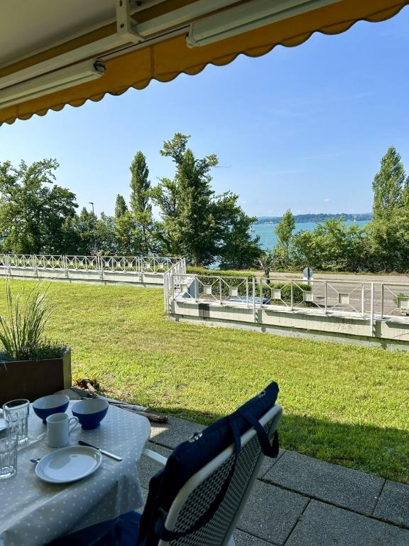 a table and chairs with a view of a field at StrandGut in Uhldingen-Mühlhofen