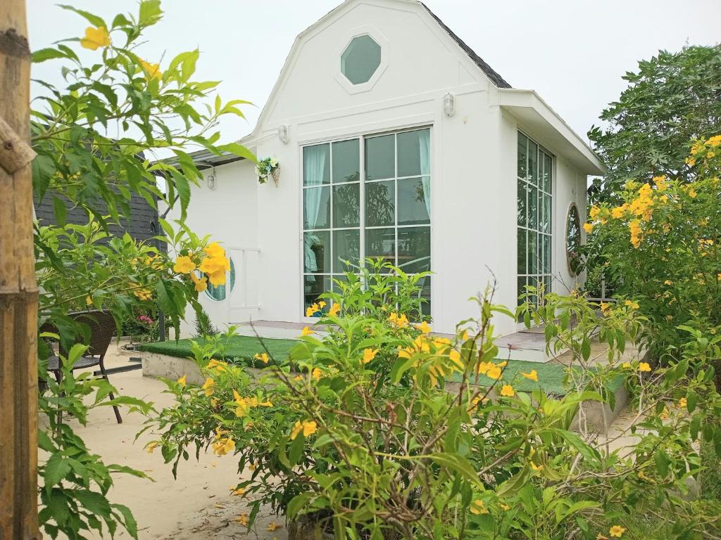 Vườn quanh MemoryCool บ้านพักตากอากาศใกล้หาดบางเก่า