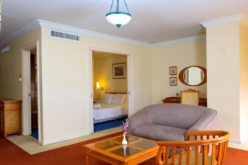 Postel nebo postele na pokoji v ubytování Merdeka Palace Hotel & Suites