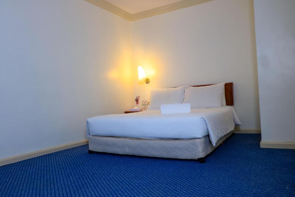 Postel nebo postele na pokoji v ubytování Merdeka Palace Hotel & Suites