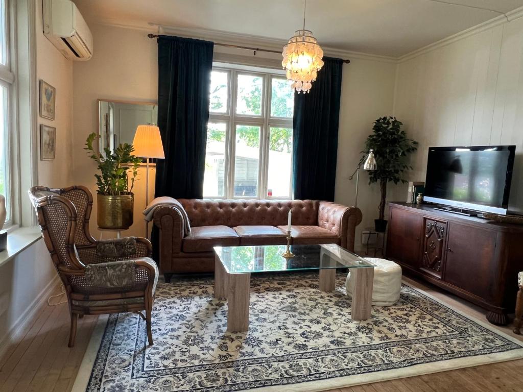 a living room with a couch and a coffee table at Villa Nostalgia in Bergen
