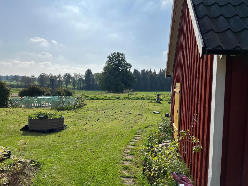 Zahrada ubytování Stuga i idyllisk lantlig miljö