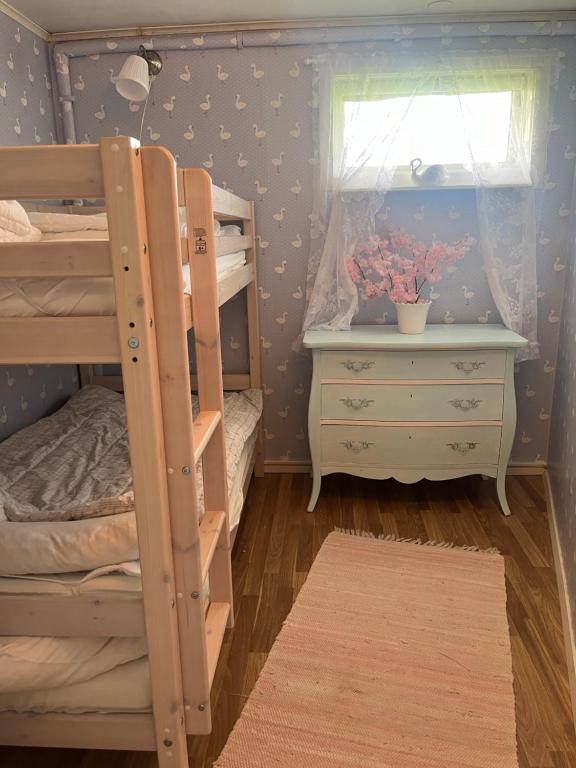 Postel nebo postele na pokoji v ubytování Stuga i idyllisk lantlig miljö