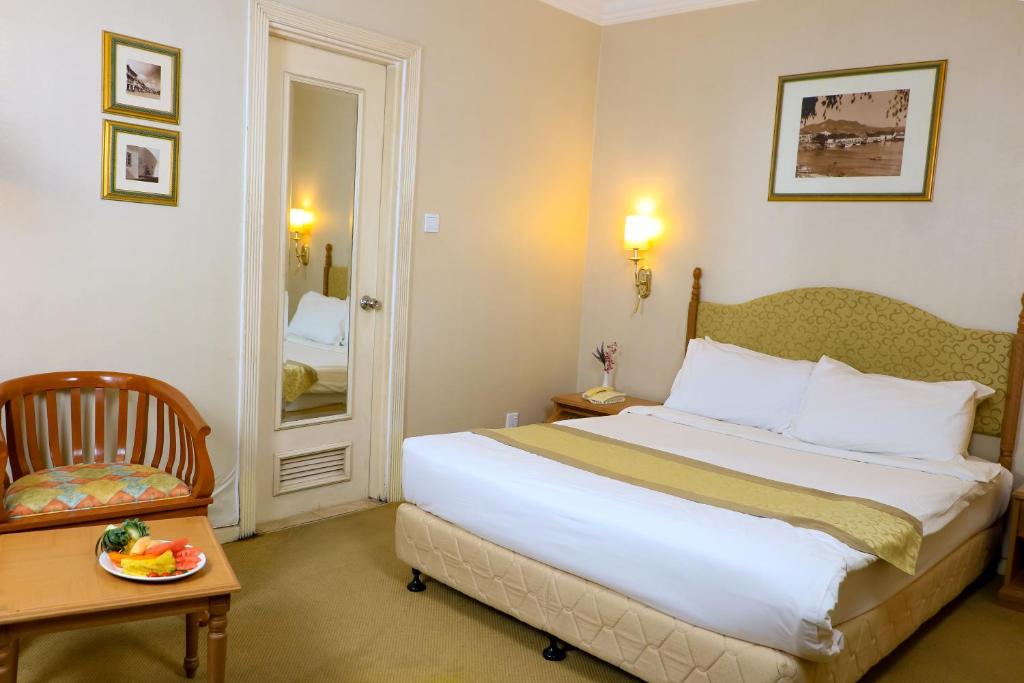 Postel nebo postele na pokoji v ubytování Merdeka Palace Hotel & Suites