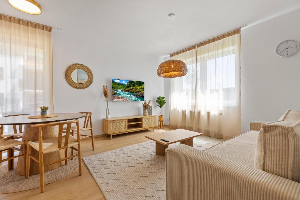 Posezení v ubytování Boho Apt w Jacuzzi, Grill & Garden
