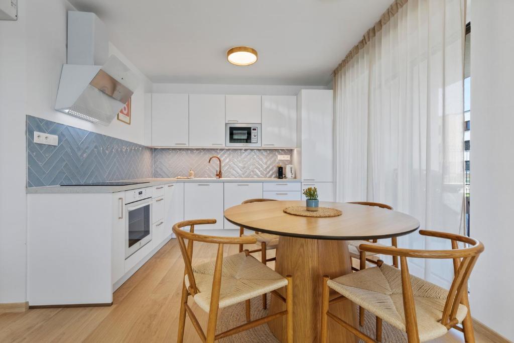 Kuchyň nebo kuchyňský kout v ubytování Boho Apt w Jacuzzi, Grill & Garden